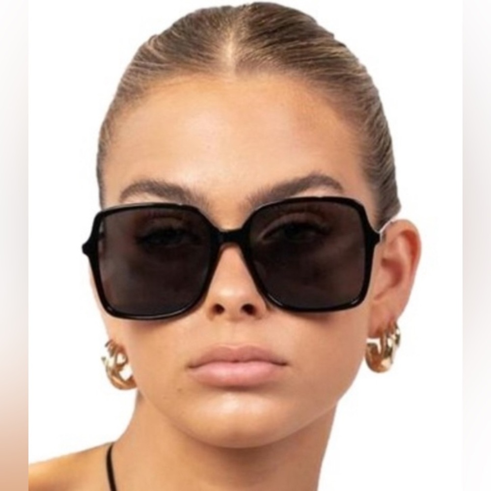 New Gucci Women’s Square Ladies Sunglasses
Item No. GG0533SA 001 56 - Picture 2 of 14
